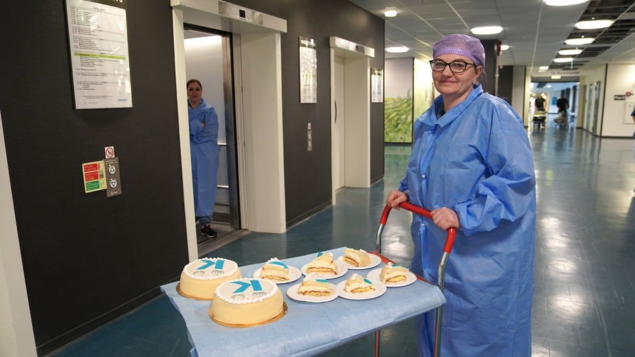 Undersköterskan Margareta tog en vagn för att få plats med tårta till alla kollegorna.