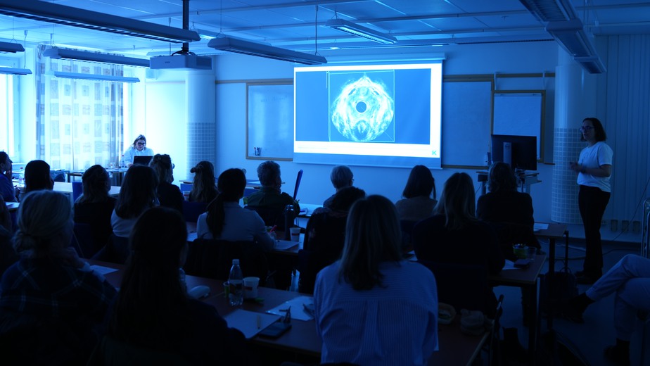föreläsningssal full med folk och en ultraljudsbild visas på duk