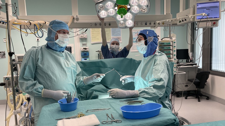 Kirurg, operationssjuksköterska och undersköterska samarbetar