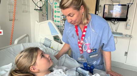 Sjuksköterska med ett barn i sängen