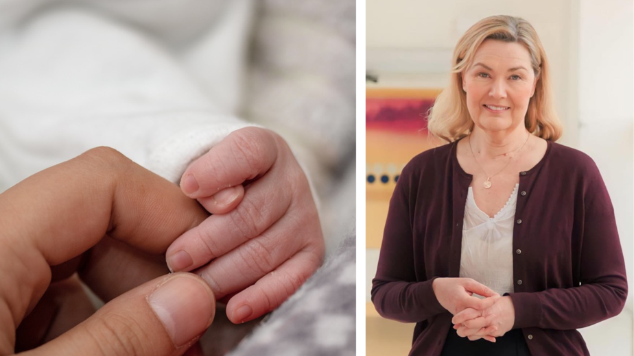 En vuxen hand håller en nyfödd hand. Till vänster Anna Wedell i blont hår och vinröd kofta.