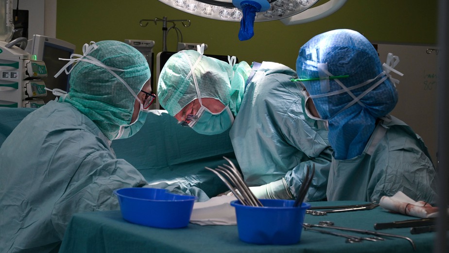 Transplantation i Huddinge. Kirurgerna i bild är John Sandberg och Ulf Fränneby.