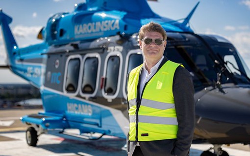Björn Zoëga framför Karolinskas egen helikopter.