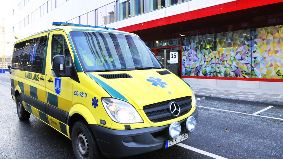 ambulans framför Karolinskas akutintag