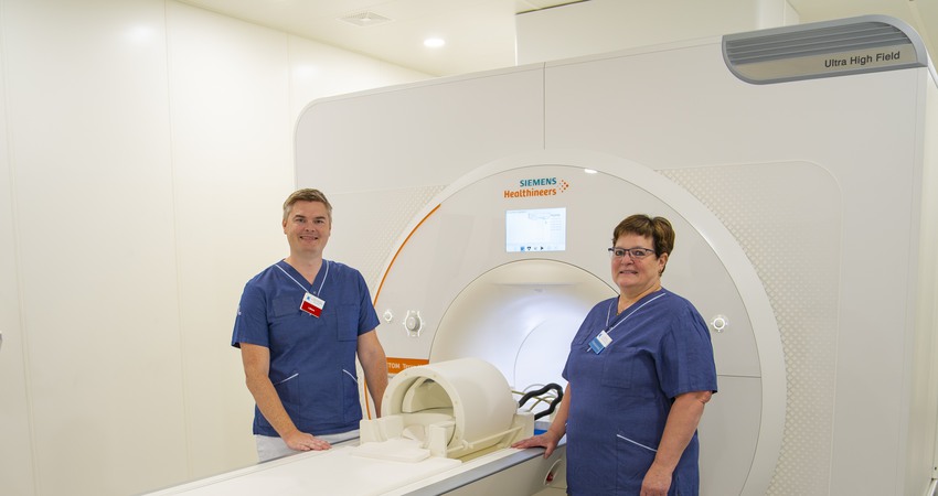 Sektionschef Tobias Granberg och omvårdnadschef Karin Telin framför röntgenmaskinen