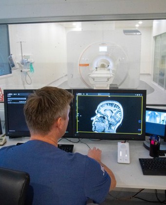 röntgenbild på dator och röntgenmaskinen i bakgrunden