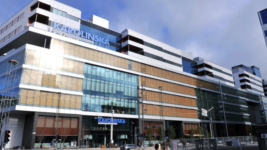 Fasaden framifrån på Karolinska Universitetssjukhuset i Solna