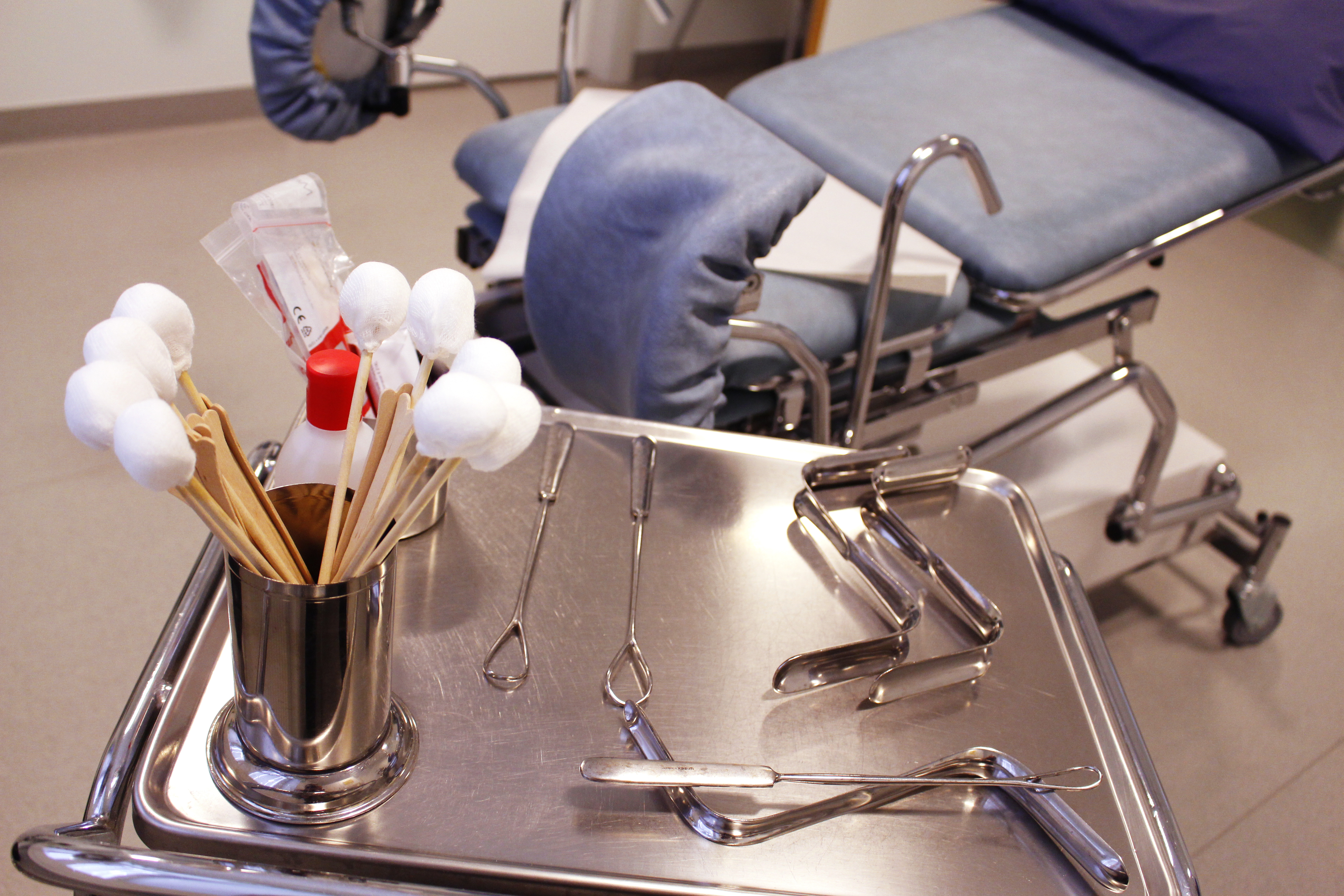 Bilden visar en gynekologisk stol med instrument för provtagning