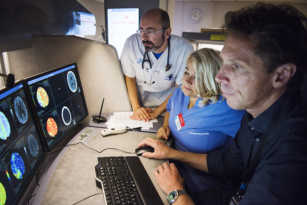 Från vänster. Michael Mazya, Christina Sjöstrand och Staffan Holmin tittar på röntgenbilder på neurocentrum. Strokepatients röntgenbilder.