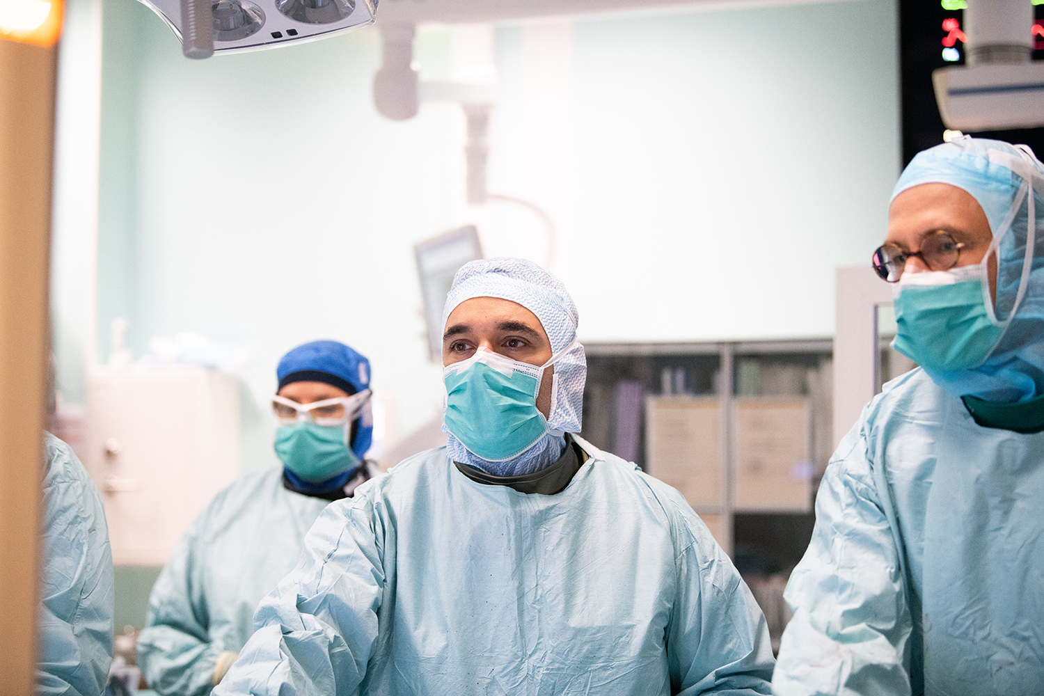 Operationsklädda läkare i en sal