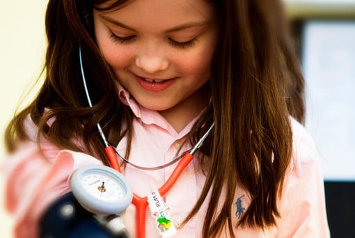Barn med stetoskop