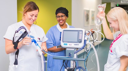 Sjuksköterskor arbetar med en maskin