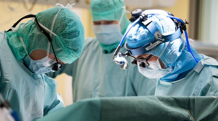 Operationsklädd personal på operationssal