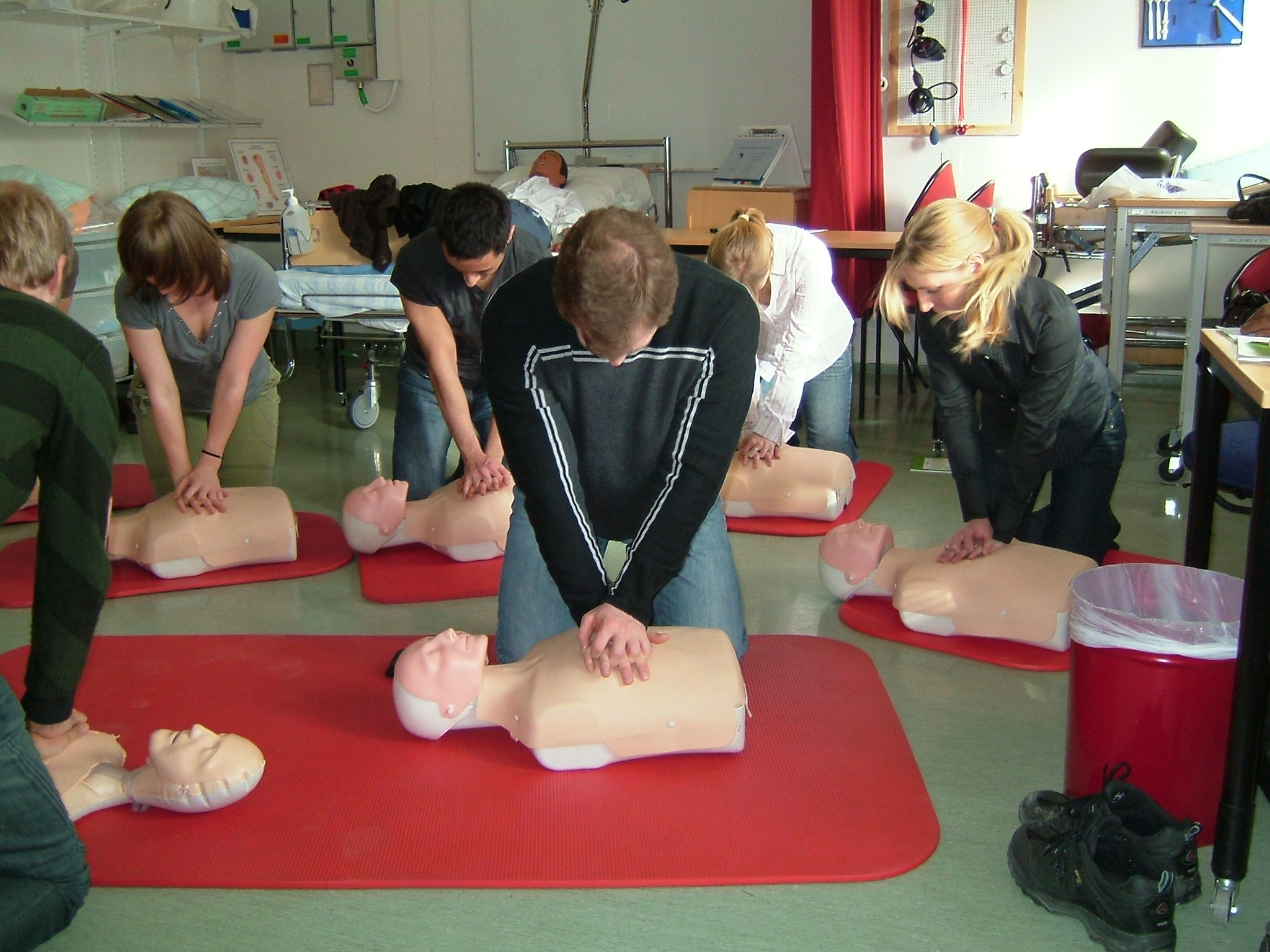 AT-läkare som under sin introduktionsvecka går kurs i grundläggande hjärt-lungräddning. Foto: Linnèa Löwenborg