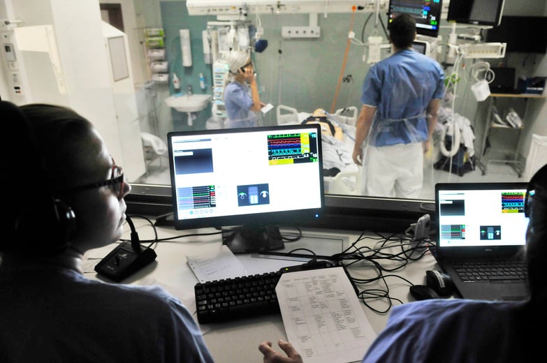 Vårspersonal övar vårdsituation på Kliniskt träningscentrum, KTC