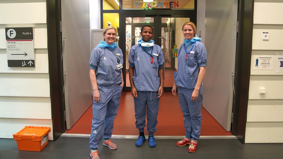 Japhet Nthezamizero blir snart Rwandas tredje barnkirurg. Under våren praktiserar han på Karolinska Universitetssjukhuset i Solna.  Här med barnkirurgen Anna Löf Granström och Anna Gunnarsdóttir, sektionschef på barnkirurgen.