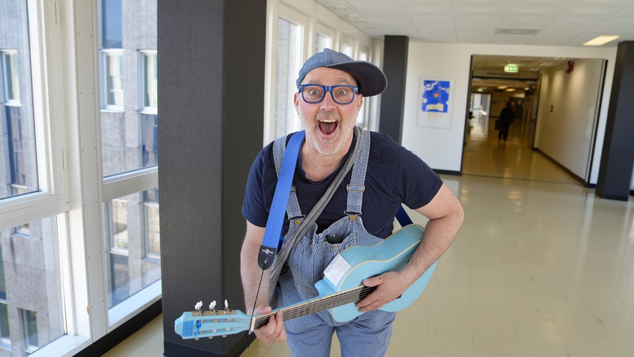 Benke Blues i blå keps med stort brätte.