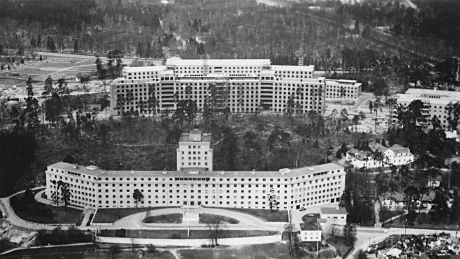 Flygfoto över Norrbacka och bygget av Karolinska sjukhuset från sent 1930-tal