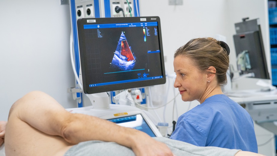 läkare utför ultraljud på patient