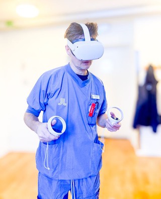 Kirurg Jakob Stenman i VR Miljö
