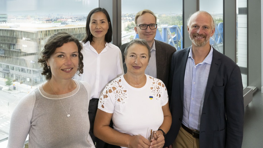 Gruppbild tagen framför ett stort glasfönster.  Från vänster till höger: Renske Altena, Thuy Tran, Rimma Axelsson, Peter Lindgren och Fredrik Frejd. 